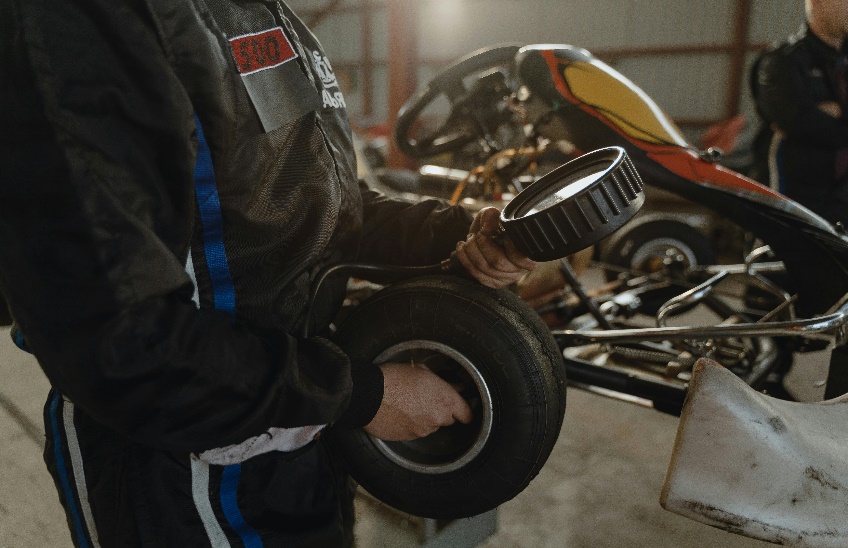 araba lastiği, kişi, şahıs, tekerlek, Araba parçası içeren bir resim Açıklama otomatik olarak oluşturuldu