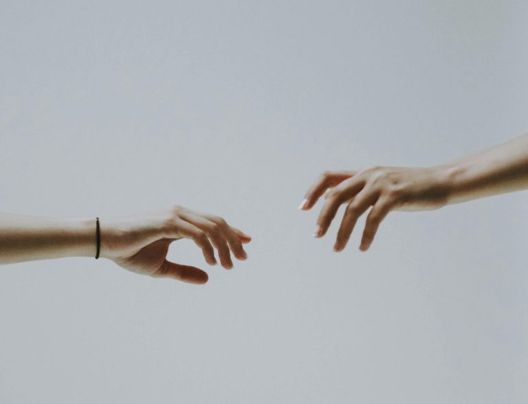 gökyüzü, dış mekan, dikenli tel içeren bir resim Açıklama otomatik olarak oluşturuldu